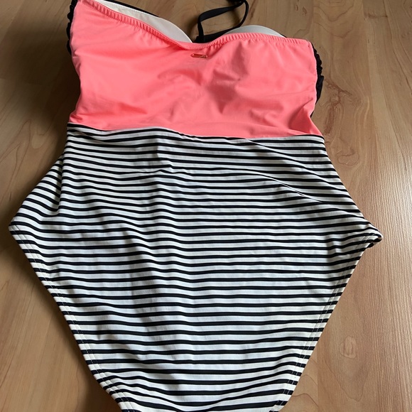 Victoria’s Secret Color Block Bandeau One Piece - Picture 10 of 10